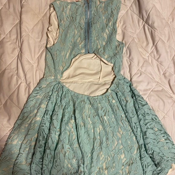 Blue lace dress - Picture 2 of 3